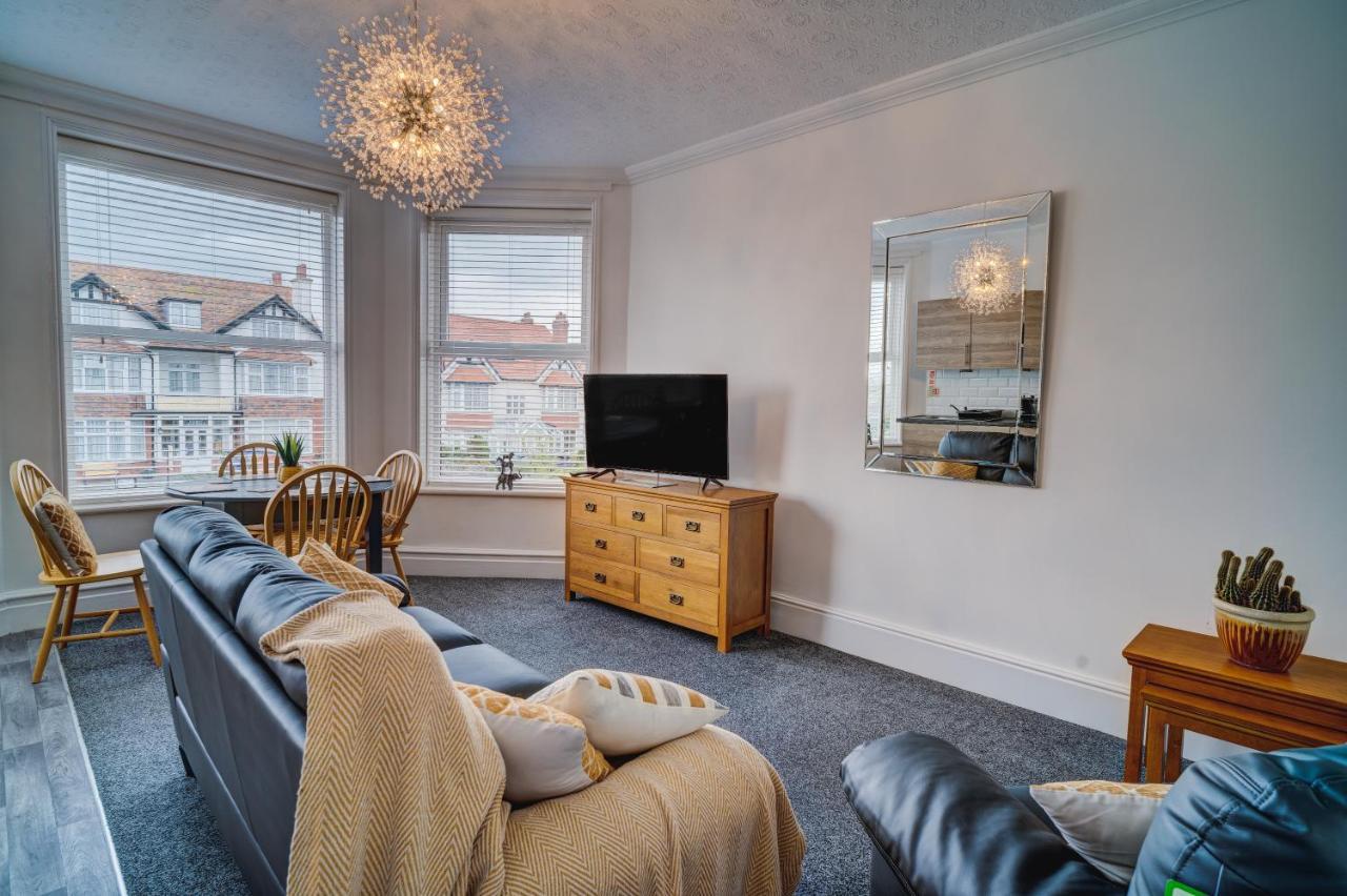 Beachmount Holiday Apartments Colwyn Bay Bagian luar foto